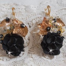Catchers nero e oro Undulated ricamato con cristalli Swarovski, fiori di tessuto e perline.